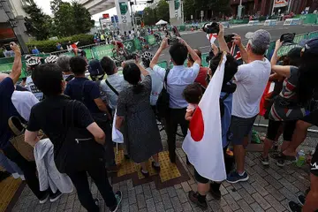 MASIH BERKUMPUL: Orang ramai masih dilihat berkumpul di sepanjang laluan acara triathlon meskipun sudah dinasihatkan agar menyaksikan acara itu dari rumah.