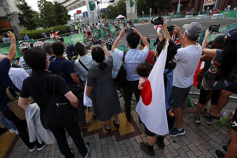MASIH BERKUMPUL: Orang ramai masih dilihat berkumpul di sepanjang laluan acara triathlon meskipun sudah dinasihatkan agar menyaksikan acara itu dari rumah.