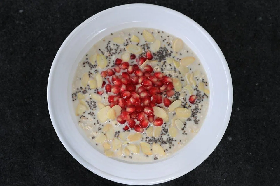 SIHAT DAN SEDAP: Inilah hidangan 'Overnight Oats' yang mudah disiapkan dan enak serta berkhasiat. - Foto BH oleh TIMOTHY DAVID
