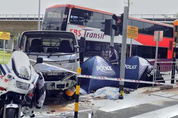AKIBAT PERLANGGARAN: Khemah biru ini menempatkan mangsa yang terkorban selepas dilanggar lori dalam kejadian dekat MRT Yio Chu Kang, pagi semalam. - Foto WANBAO
