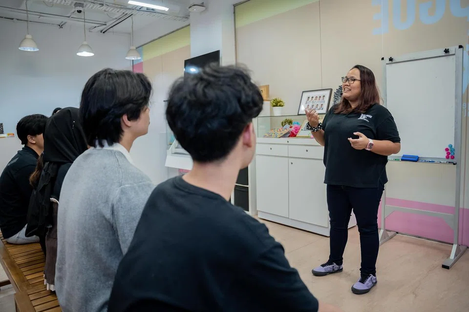 Cik Norliana Mohamed Ajam didiagnosis menghidap penyakit mata yang jarang berlaku, dipanggil uveitis. Beliau menyertai menyertai program, ‘Dialogue In The Dark SG’ (DiDsg) kerana mendapati manusia dapat bersikap lebih jujur apabila terperangkap dalam kegelapan.