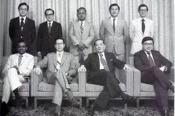 LEMBAGA PENGARAH SBC: (Duduk dari kiri) Prof S. Jayakumar, Encik Ong Teng Cheong, Encik Wee Mon Cheng, Encik Lai Kew Chai, (berdiri dari kiri) Encik Goh Seng Kim, Encik Lee Khye Seng, Cikgu Ariff, Encik Albert H K Hong dan Encik Peter Sung. - Foto ihsan KELUARGA CIKGU ARIFF