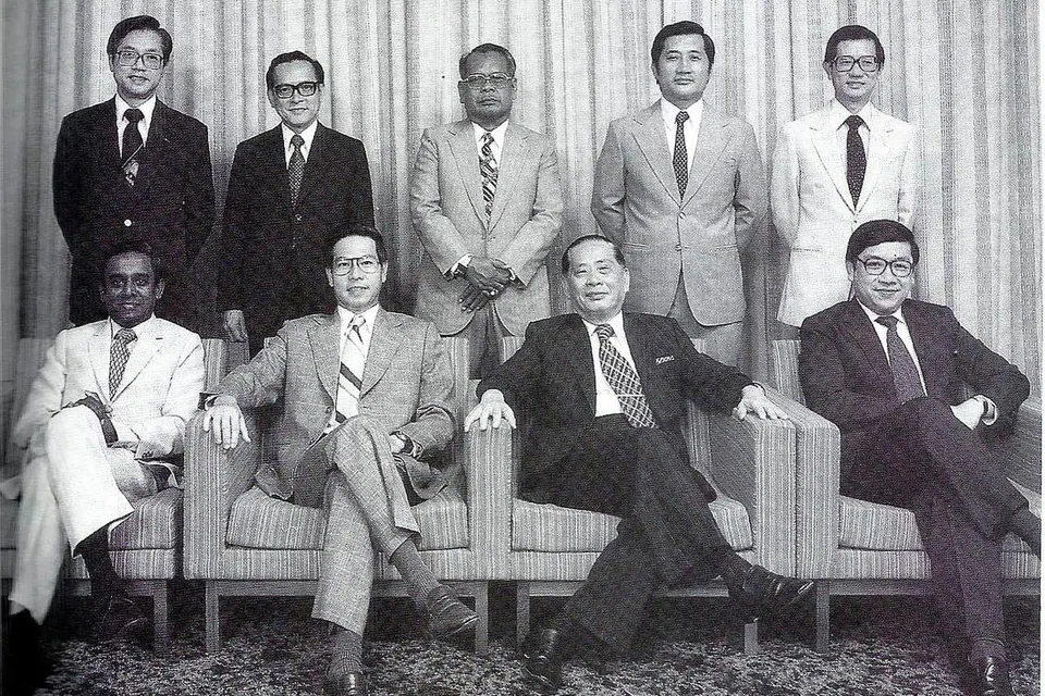 LEMBAGA PENGARAH SBC: (Duduk dari kiri) Prof S. Jayakumar, Encik Ong Teng Cheong, Encik Wee Mon Cheng, Encik Lai Kew Chai, (berdiri dari kiri) Encik Goh Seng Kim, Encik Lee Khye Seng, Cikgu Ariff, Encik Albert H K Hong dan Encik Peter Sung. - Foto ihsan KELUARGA CIKGU ARIFF
