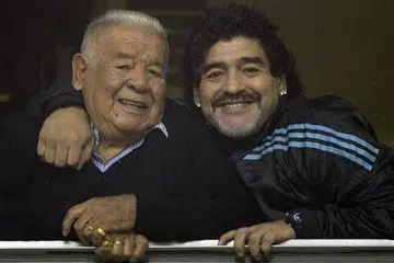 TELAH PERGI: Diego Maradona (kanan) bergambar bersama bapanya, Don Diego, sebelum perlawanan separuh akhir Piala Libertadores antara Boca Juniors dari Argentina dengan Universidad dari Chile pada 2012 di Argentina. - Foto AFP