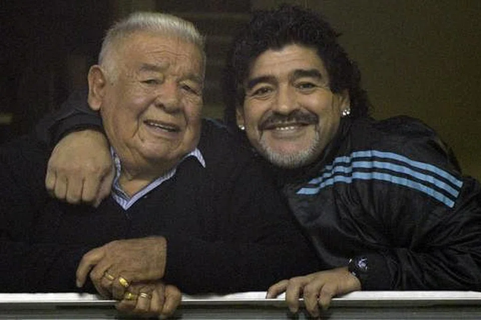 TELAH PERGI: Diego Maradona (kanan) bergambar bersama bapanya, Don Diego, sebelum perlawanan separuh akhir Piala Libertadores antara Boca Juniors dari Argentina dengan Universidad dari Chile pada 2012 di Argentina. - Foto AFP