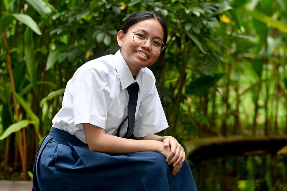 BIJAK PILIH TEMAN: Siti Nur Nabilah Hashim, yang juga pengerusi bagi kumpulan tarian Melayu di Sekolah Menengah Beatty, bercita-cita untuk menjadi pakar pemakanan. 