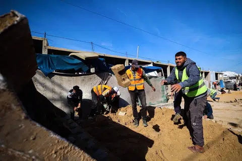 Pekerja perbandaran Palestin membaiki jalan yang rosak akibat perang di kem pelarian Nuseirat di bahagian tengah Jaluran Gaza pada 22 Disember 2025. 