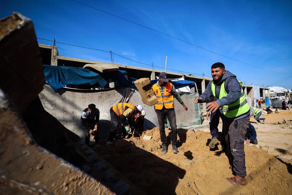 Pekerja perbandaran Palestin membaiki jalan yang rosak akibat perang di kem pelarian Nuseirat di bahagian tengah Jaluran Gaza pada 22 Disember 2025. 