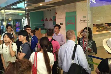 Kakitangan di pintu masuk memberitahu orang ramai bahawa pusat beli-belah Parkway Parade ditutup pada Isnin (16 Mei) dan akan dibuka semula pada pagi Selasa semasa biasa. 