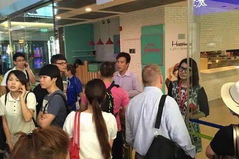 Kakitangan di pintu masuk memberitahu orang ramai bahawa pusat beli-belah Parkway Parade ditutup pada Isnin (16 Mei) dan akan dibuka semula pada pagi Selasa semasa biasa. 