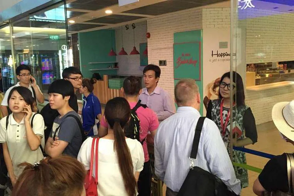 Kakitangan di pintu masuk memberitahu orang ramai bahawa pusat beli-belah Parkway Parade ditutup pada Isnin (16 Mei) dan akan dibuka semula pada pagi Selasa semasa biasa. 