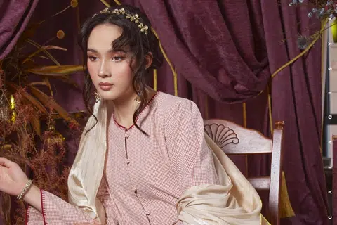Bagi bercita rasa minimalis, baju kurung Kedah bercetak kotak-kotak oleh Calaqisya boleh menjadi pilihan anda.