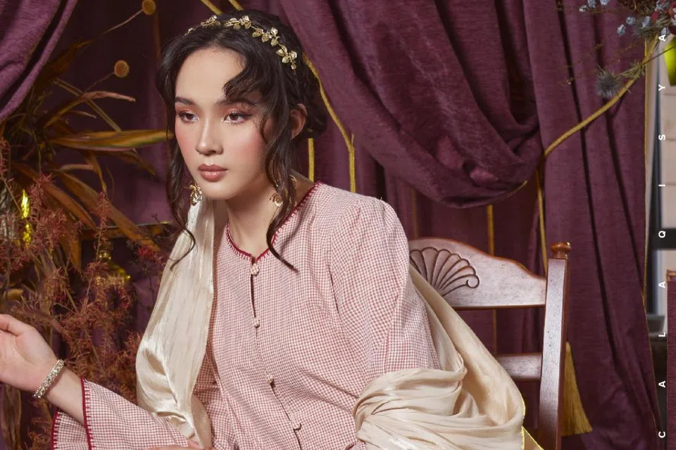 Bagi bercita rasa minimalis, baju kurung Kedah bercetak kotak-kotak oleh Calaqisya boleh menjadi pilihan anda.