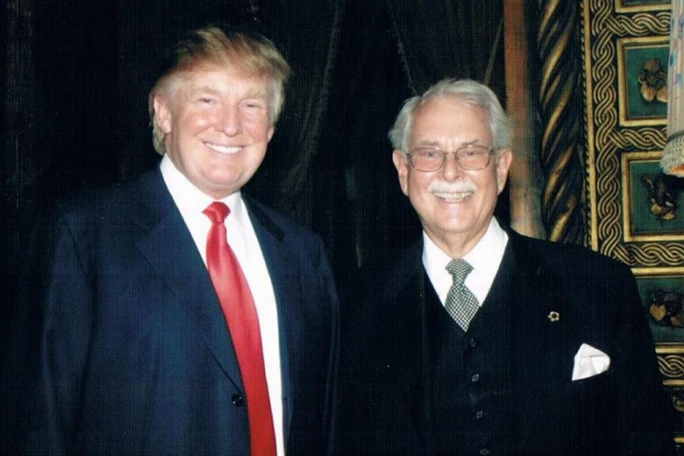 HUBUNGAN RAPAT: Encik Donald Trump bersama bekas pekerjanya, Encik Anthony Senecal. - Foto CNN