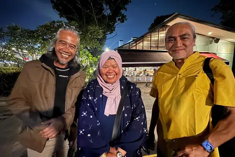 Penulis (tengah) bergambar dengan pereka tari ‘Selagi Hayat Dikandung Badan’, Azmi Juhari (kiri) dan guru tari, Osman Abdul Hamid (kanan).