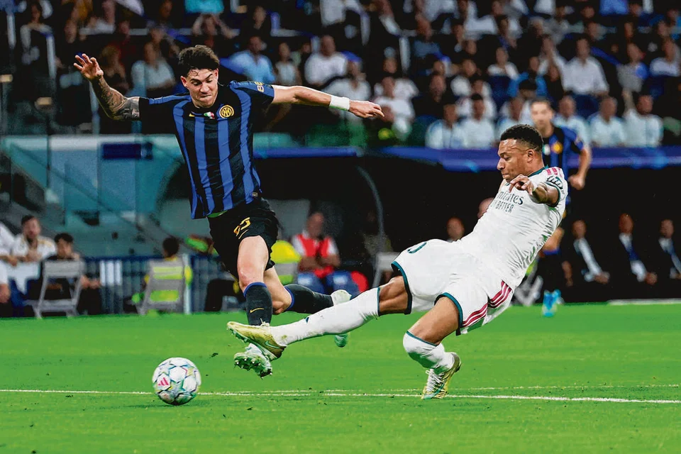 Penyerang Real Madrid, Kylian Mbappe (kanan), menjaringkan gol pembukaan pasukannya menentang Inter Milan dalam aksi Liga Juara-Juara di Stadium Bernabeu, Madrid, Sepanyol, pada 8 September 2026.