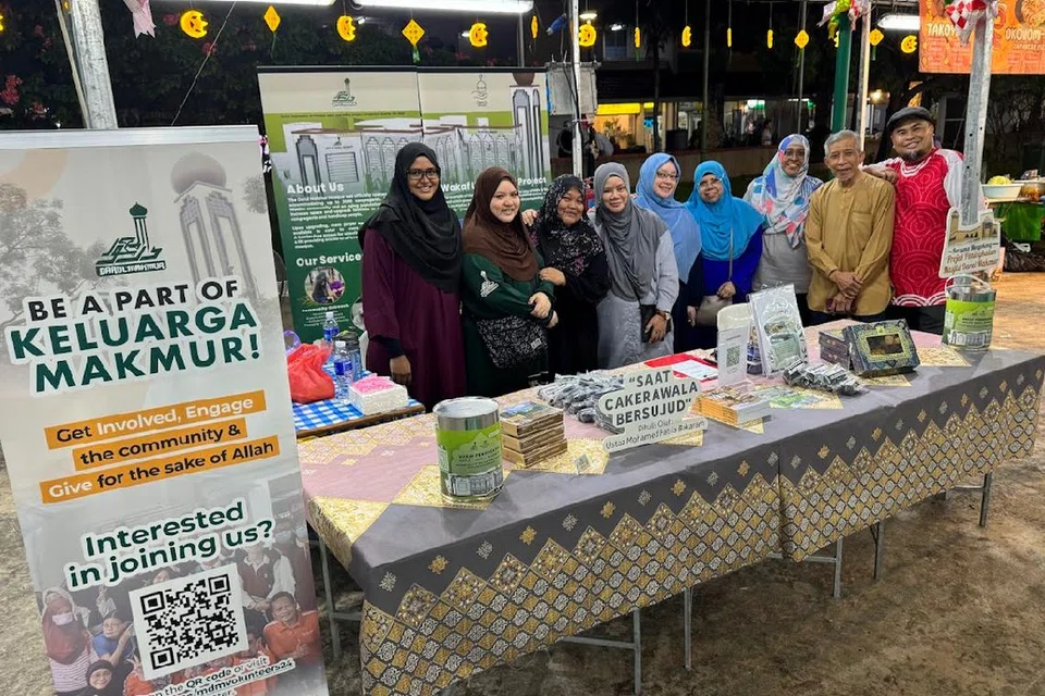 Terletak bersebelahan MRT Yishun, pengunjung boleh membuat sumbangan derma untuk dana peningkatan Masjid Darul Makmur di reruai ini.