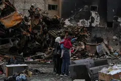 Sebuah keluarga yang tinggal di daerah sama mengunjungi lokasi serangan udara Israel yang berlaku pada 8 April, selepas gencatan senjata 10 hari antara Lebanon dan Israel, di Corniche al-Mazraa, Beirut, pada 19 April 2026.