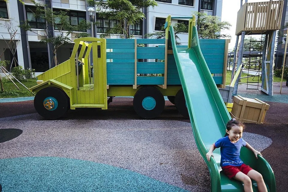 BERTEMA LORI: Seorang kanak-kanak bermain di taman permainan bertema tentera di Keat Hong. - Foto BH oleh ALVIN HO