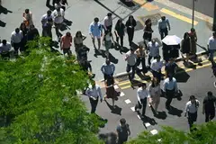 pekerja s’pura, terlebih kelayakan, tenaga kerja Singapura, statistik MOM, pasaran kerja SG, keseimbangan kerja dan kehidupan, gaji median Singapura, graduan pengajian tinggi, kelayakan, sukarela, minat peribadi