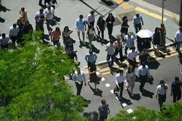 pekerja s’pura, terlebih kelayakan, tenaga kerja Singapura, statistik MOM, pasaran kerja SG, keseimbangan kerja dan kehidupan, gaji median Singapura, graduan pengajian tinggi, kelayakan, sukarela, minat peribadi