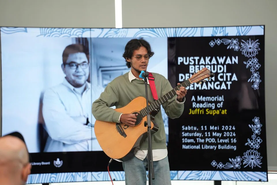 Pemuzik tempatan Muhammad Syafiq Azman menyanyikan lagu kegemaran Allahyarham Juffri Supa’at, berjudul ‘Tekad’. Beliau juga memainkan lagu ‘Sumbangsih’, lagu yang disarankan arwah jika seseorang itu ingin tahu gambaran suasana 1960-70 selepas perpisahan Singapura dari Malaysia. 