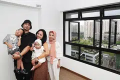 KUNCI BARU: Encik Muhammad Abdul Hahlim bersama isterinya, Cik Lin Huiping Sheril Aida (tengah) teruja dapat kunci baru semalam. Bersama mereka ialah ibu Cik Lin, Cik Zania Amat (kanan) dan kededua anak pasangan tersebut Elsueki Haidine (kiri) dan Elleia Haira. - Foto-foto ZAOBAO