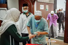 JALAN LANCAR: Hari pertama langkah pengurusan selamat berdasarkan status vaksinasi (VDS) di Masjid Alkaff Kampong Melayu di Bedok Reservoir kelmarin menunjukkan pelaksanaan itu rata-ratanya berjalan lancar. Ini sedang kebanyakan jemaah sudah pun mempunyai status vaksinasi penuh, kata pengurus masjid tersebut, Ustaz Mohammad Taufiq Mohamed Ismail. - Foto-foto BH oleh NUR DIYANA TAHA