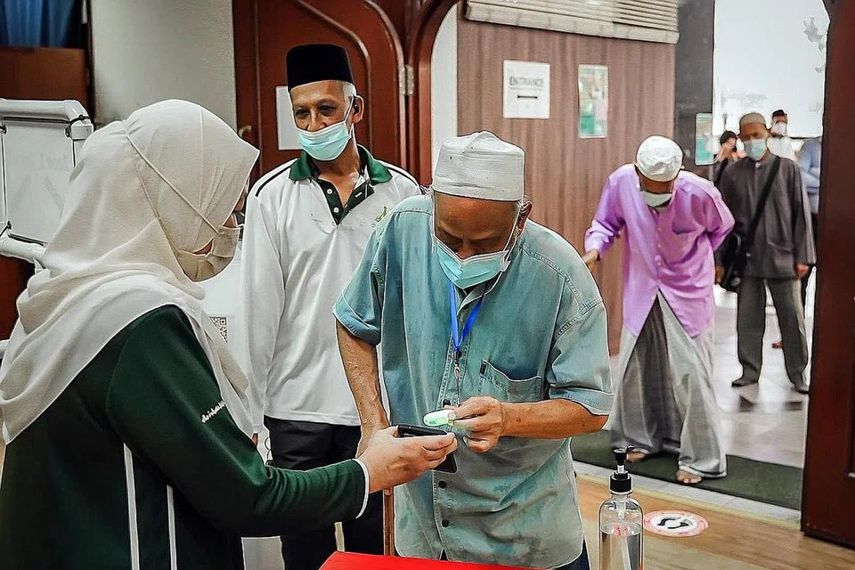 JALAN LANCAR: Hari pertama langkah pengurusan selamat berdasarkan status vaksinasi (VDS) di Masjid Alkaff Kampong Melayu di Bedok Reservoir kelmarin menunjukkan pelaksanaan itu rata-ratanya berjalan lancar. Ini sedang kebanyakan jemaah sudah pun mempunyai status vaksinasi penuh, kata pengurus masjid tersebut, Ustaz Mohammad Taufiq Mohamed Ismail. - Foto-foto BH oleh NUR DIYANA TAHA