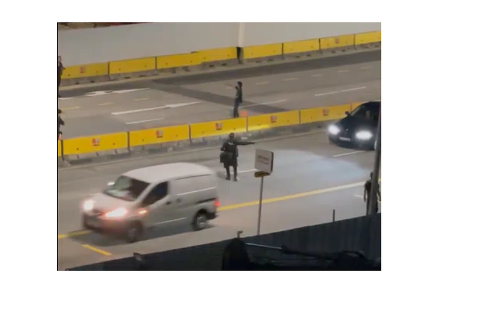 DIKEJAR POLIS: Individu tersebut menyebabkan keadaan lalu lintas terjejas di kawasan Ang Mo Kio pada Jumaat malam .