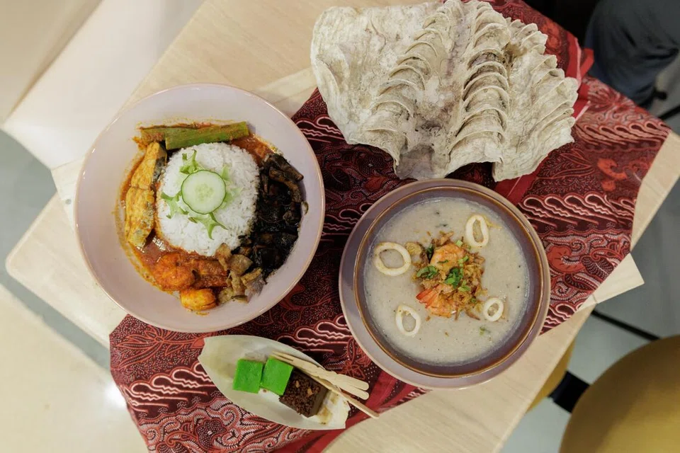 (Dari kiri) Hidangan Pulau Bowl ($15.90) termasuk asam pedas ikan karang, sotong hitam, sambal udang, ulam-ulaman dan ikan kering yang disajikan bersama nasi,  bubur ikan tenggiri bersama udang ($11.90), kuih putri salat dan kuih koleh-koleh (3 untuk $4) dibuat oleh bekas penduduk Pulau Bukom.