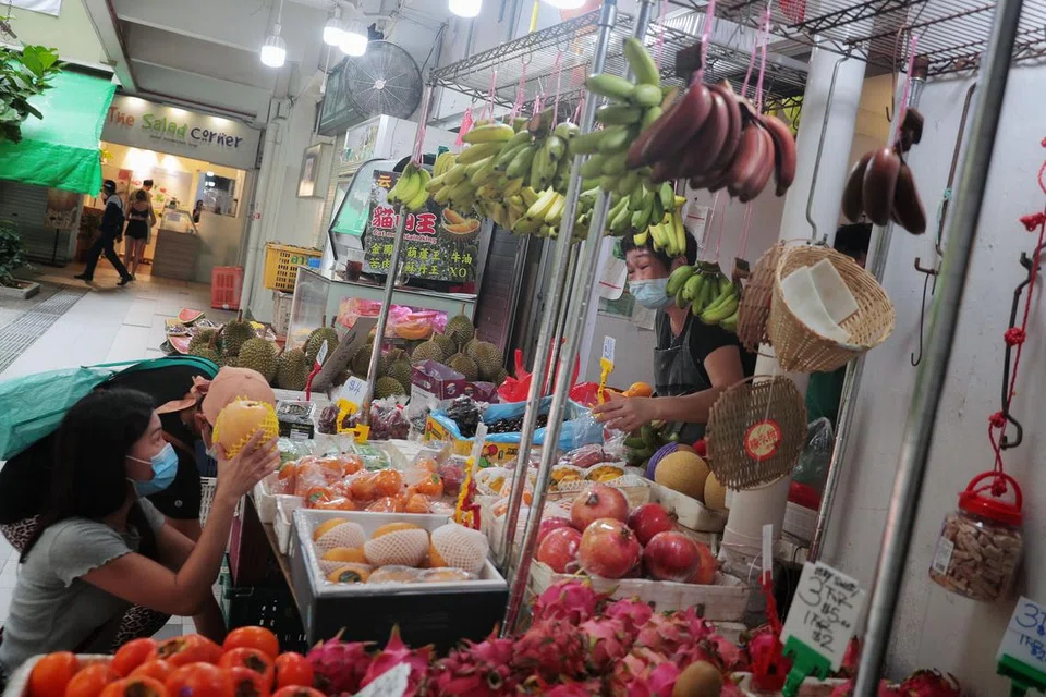 Isi rumah, yang dikenal pasti melalui pelbagai skim bantuan pemerintah, boleh menggunakan baucar itu di kedai dan gerai yang mengambil bahagian seperti gerai penjaja dan kedai runcit. - FOTO: JASON QUAH.