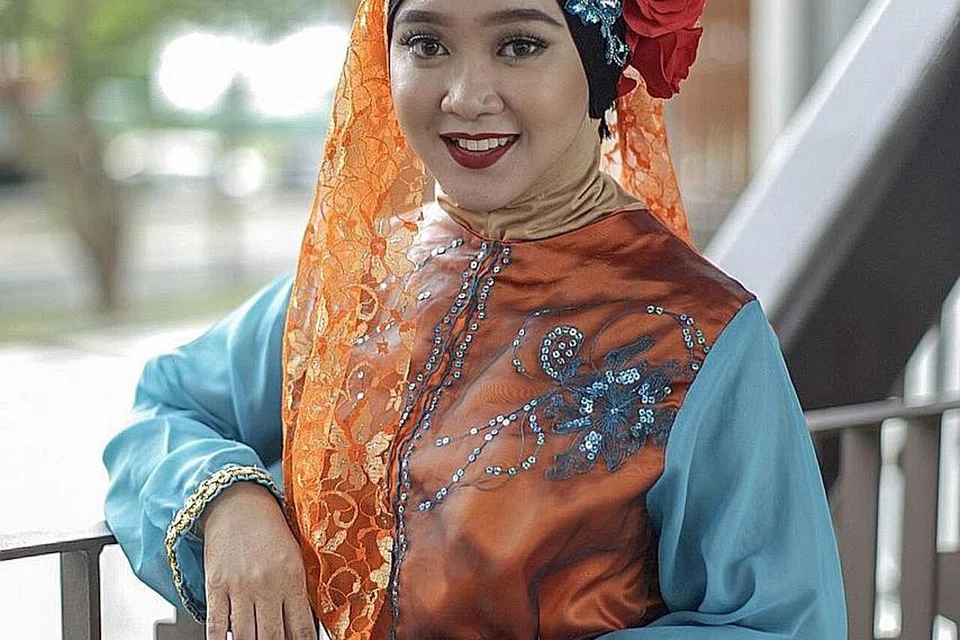 SENI KREATIF: Begitulah yang dirasakan Cik Siti Shahirah daripada kumpulan dikir barat wanita, Wahana Deksu. Beliau lebih gembira apabila penonton turut faham apa yang ingin disampaikan melalui liriknya itu. - Foto-foto BH oleh IQBAL FAIZAL