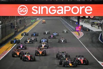 PENUH AKSI: Max Verstappen (kenderaaan paling depan) memenangi acara pecut di Litar Marina Bay pada 10 Oktober.