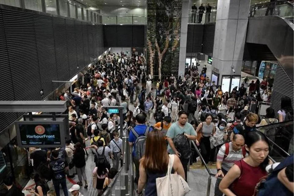 Suasana di stesen MRT Buona Vista kira-kira 8.20 pagi pada 29 April. Kakitangan tambahan telah dikerahkan untuk menguruskan kesesakan di situ. 