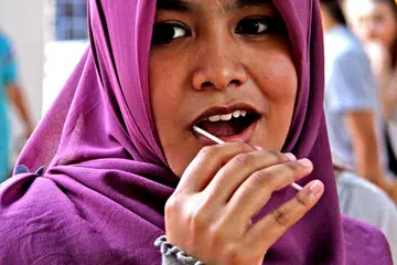 JADI PENDERMA: Seorang pelajar Politeknik Temasek (TP) melakukan prosedur mengesat tisu sel pipi untuk mendaftar sebagai penderma sumsum tulang.