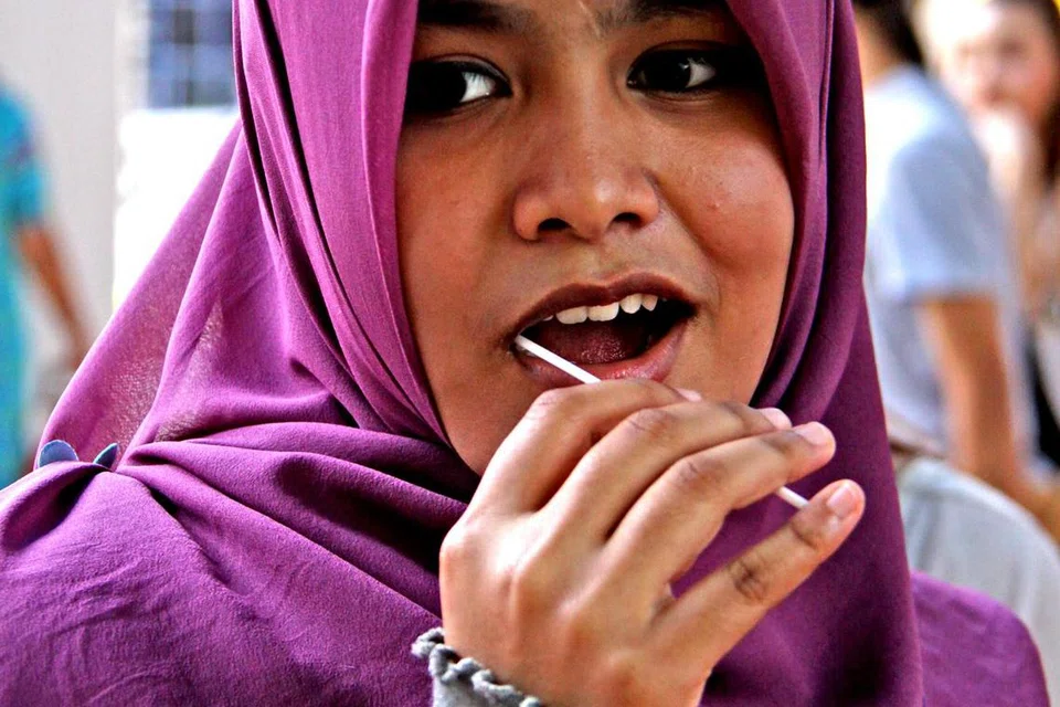 JADI PENDERMA: Seorang pelajar Politeknik Temasek (TP) melakukan prosedur mengesat tisu sel pipi untuk mendaftar sebagai penderma sumsum tulang.