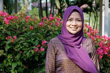 PENCINTA BAHASA: Bahasa Melayu ibarat cinta pertamanya dan kini, Cik Nurhafeza Hanem A. Azal, 34 tahun, ingin menebarkan cintanya terhadap bahasa dengan pelajarnya supaya mereka juga terdorong mempelajarinya dan pada masa yang sama melihat kepentingan bahasa Melayu. - Foto BM oleh JEREMY KWAN