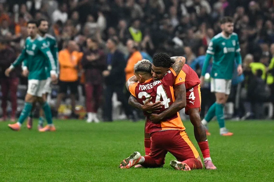Pemain Galatasaray (dari kiri) Lucas Torreira dan Ismail Jakobs meraikan kemenangan 1-0 mereka ke atas Liverpool di Liga Juara-Juara Eropah pada 30 September. 