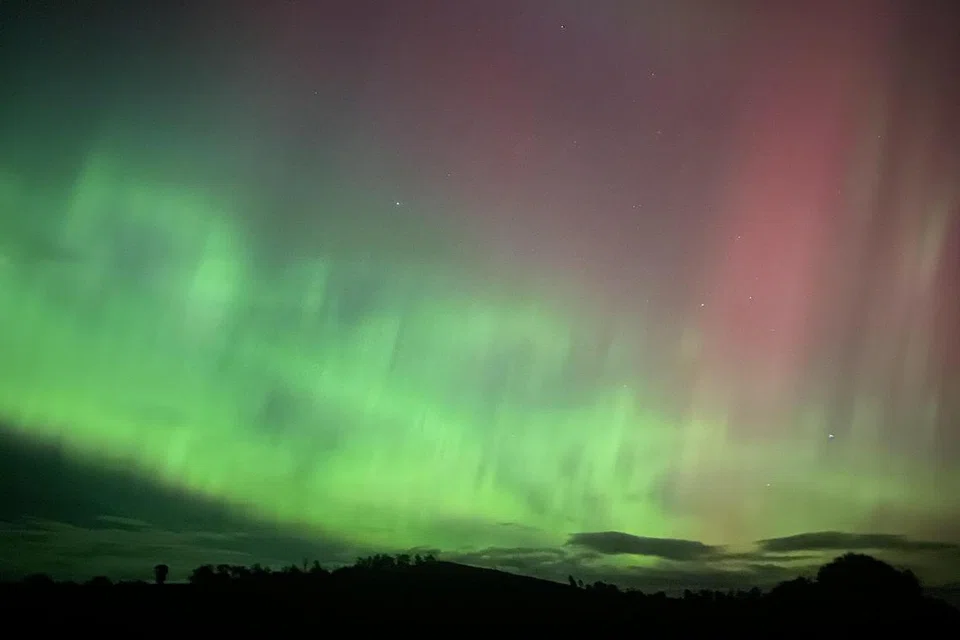 Cahaya aurora berwarna-warni yang memukau kelihatan di Tasmania, Australia pada malam 11 Mei. 