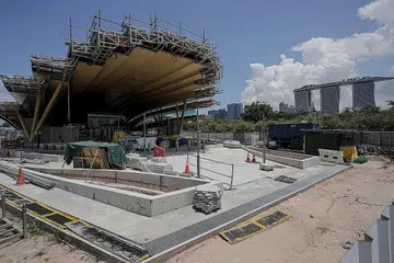 TERGENDALA: Kerja pembinaan laluan keluar sebuah stesen MRT ditangguh sedang tempoh pemutus litar dikuatkuasa di Singapura. Gambar di ambil pada 20 April 2020. - Foto EPA-EFE