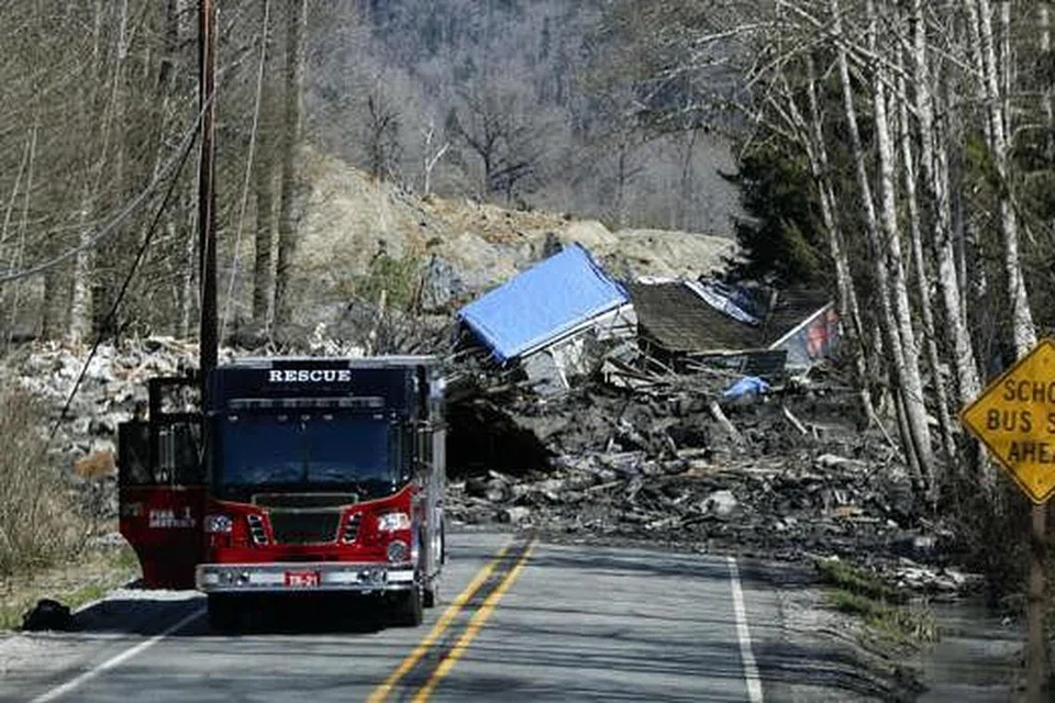 ANGKA KORBAN JANGKA MENINGKAT: Kejadian tanah runtuh telah menyebabkan laluan di Lebuh Raya 530, berdekatan Oso, Washington tidak boleh dilalui kenderaan. - Foto REUTERS