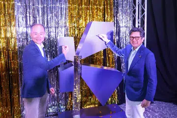 Ketua Pegawai Eksekutif The Kallang Group, Encik Quek Swee Kuan (kiri) dan pengerusi The Kallang Group, Encik Keith Magnus (kanan) di majlis pelancaran jenama baru, The Kallang, yang sebelum ini dikenali sebagai Hab Sukan Singapura.