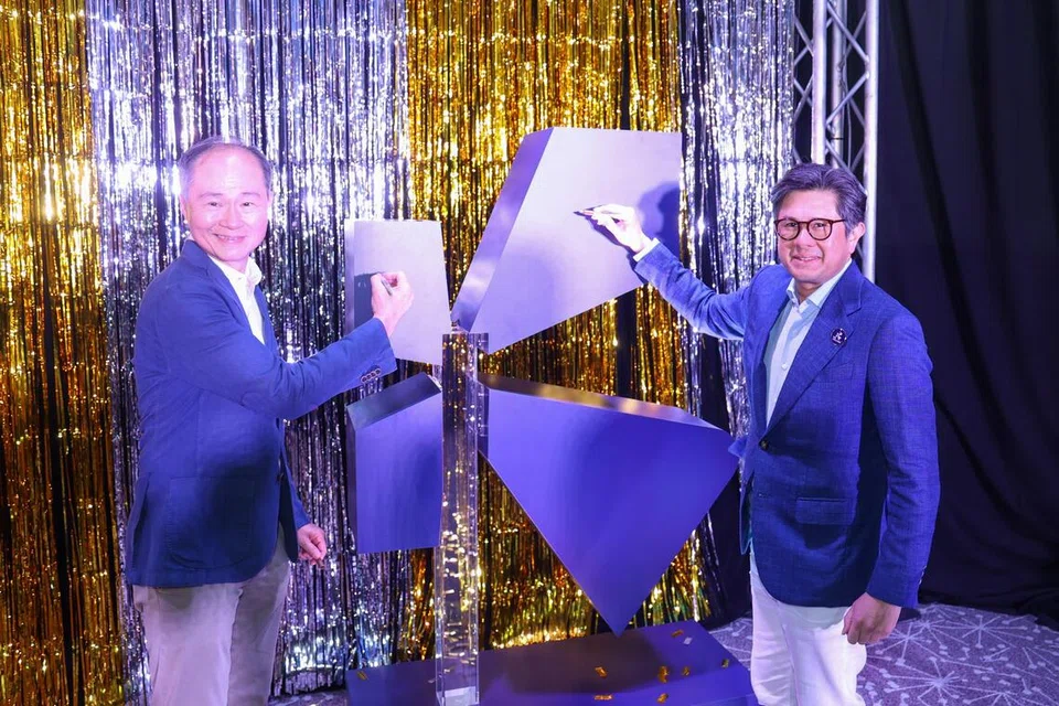 Ketua Pegawai Eksekutif The Kallang Group, Encik Quek Swee Kuan (kiri) dan pengerusi The Kallang Group, Encik Keith Magnus (kanan) di majlis pelancaran jenama baru, The Kallang, yang sebelum ini dikenali sebagai Hab Sukan Singapura.