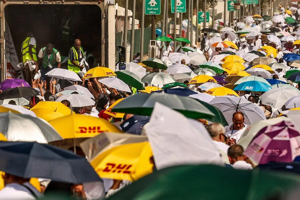 Jemaah haji berpayung pada hari ketiga melontar di Mina pada 16 Jun sedang ramai anggota keluarga, rakan  keluarga mencari jemaah haji yang hilang pada 19 Jun ketika jumlah kematian dek cuaca pans melonjak melepasi 900 orang.