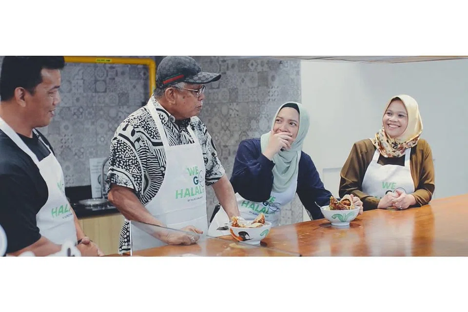 BERANEKA BAKSO: Membesar dengan makanan jalanan di Bandung, Cik Siti (kanan) telah mempelajari resipi di kampungnya dan memulakan perniagaan, Planet Bakso yang menjual bakso yang asli di Singapura pada 2007. - Foto BH oleh HARITH MUSTAFFA