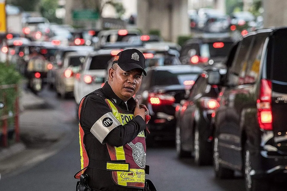 KAWAL TRAFIK: Seorang pegawai trafik Thailand mengawal dan memantau keadaan lalu lintas di bandar Bangkok dengan negara itu mendahului senarai negara paling sesak di dunia pada 2016. - Foto AFP