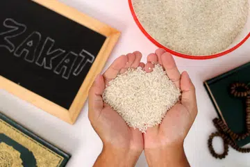 Antara ciri-ciri orang bertakwa adalah membelanjakan rezeki yang dikurniakan oleh Allah swt dengan penuh keikhlasan, membantu mereka yang memerlukan, sama ada dalam kalangan keluarga mahupun orang lain. 
