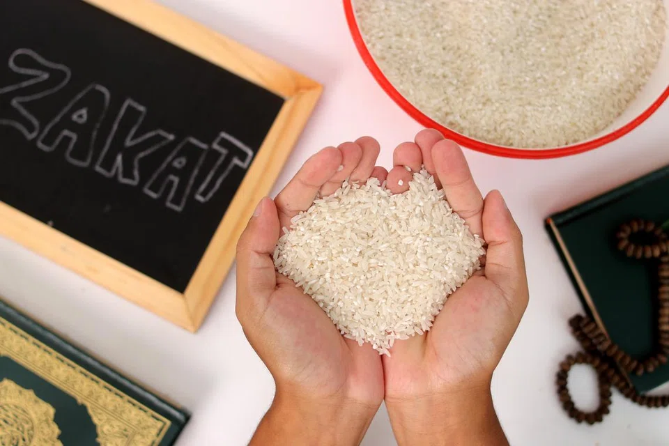 Antara ciri-ciri orang bertakwa adalah membelanjakan rezeki yang dikurniakan oleh Allah swt dengan penuh keikhlasan, membantu mereka yang memerlukan, sama ada dalam kalangan keluarga mahupun orang lain. 