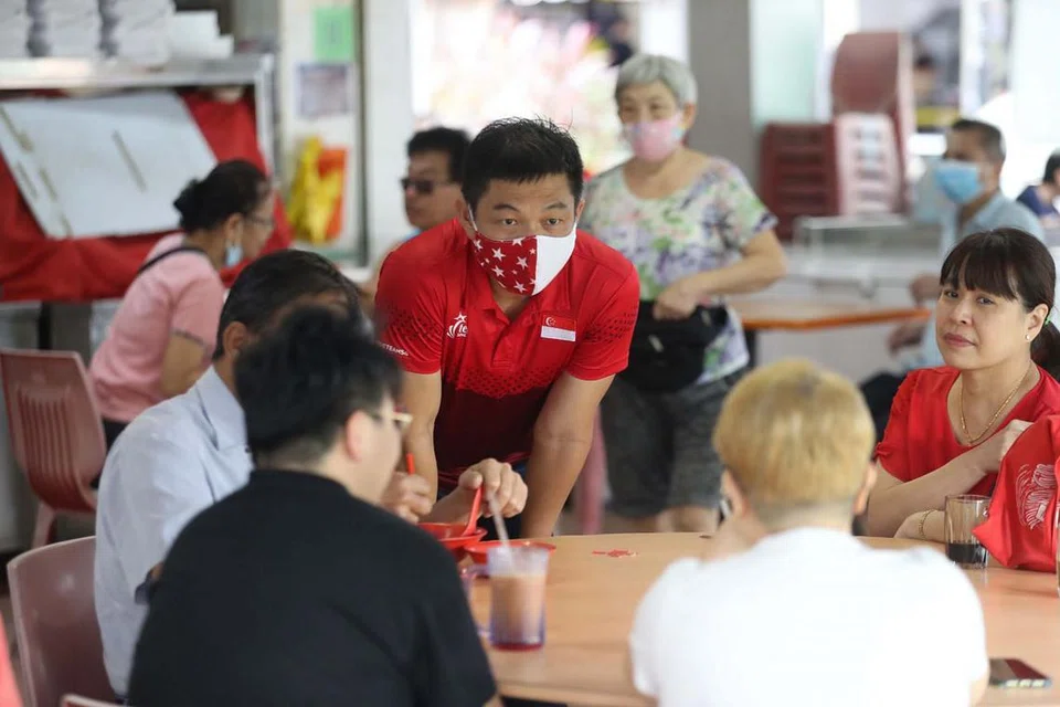 DENGAR KOMEN PENDUDUK: Encik Tan Chuan-Jin yang memimpin pasukan Parti Tindakan Rakyat (PAP) di GRC Marine Parade bertemu penduduk di Ubi Ave 1 pagi semalam. Pasukan PAP mengalahkan pasukan Parti Pekerja (WP) di sana dengan memperolehi 57.76 peratus undi. - Foto ZAOBAO